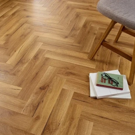 ¿Cuáles son las ventajas de los suelos laminados de madera en comparación con las baldosas cerámicas